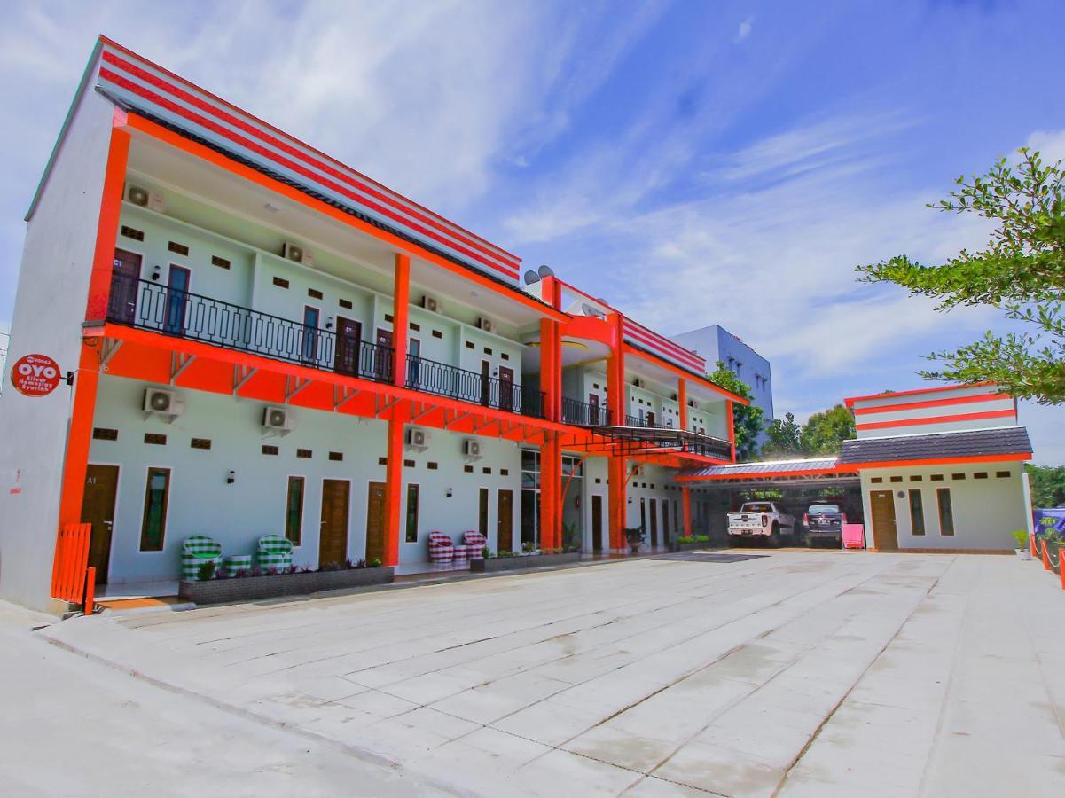 Oyo 90063 Silver Homestay Syariah Perabumulih Exteriör bild