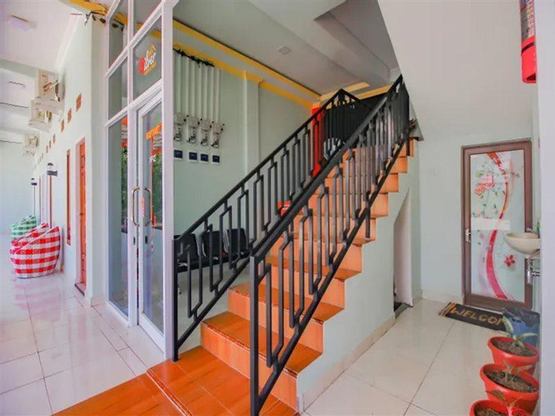 Oyo 90063 Silver Homestay Syariah Perabumulih Exteriör bild
