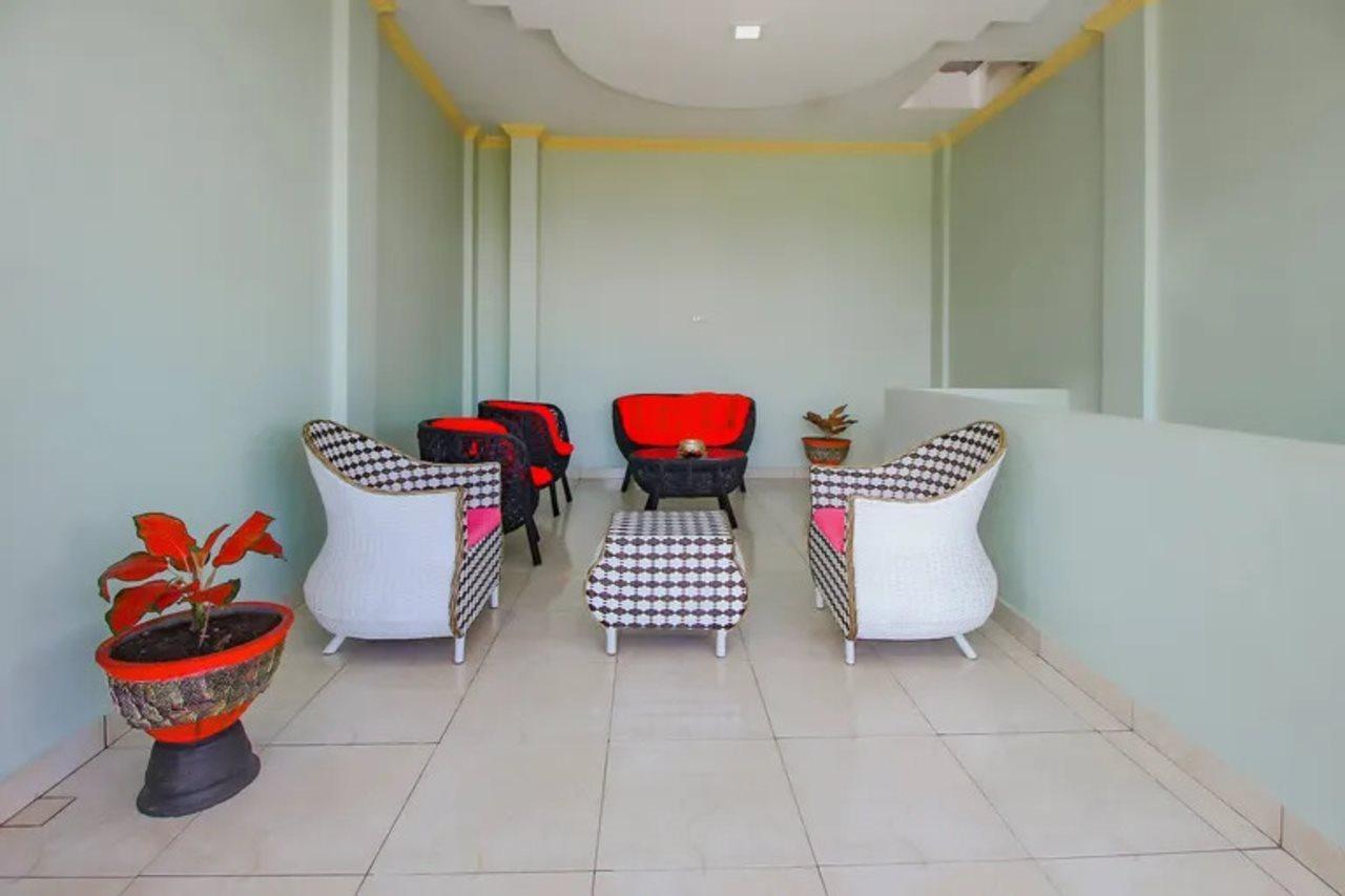 Oyo 90063 Silver Homestay Syariah Perabumulih Exteriör bild